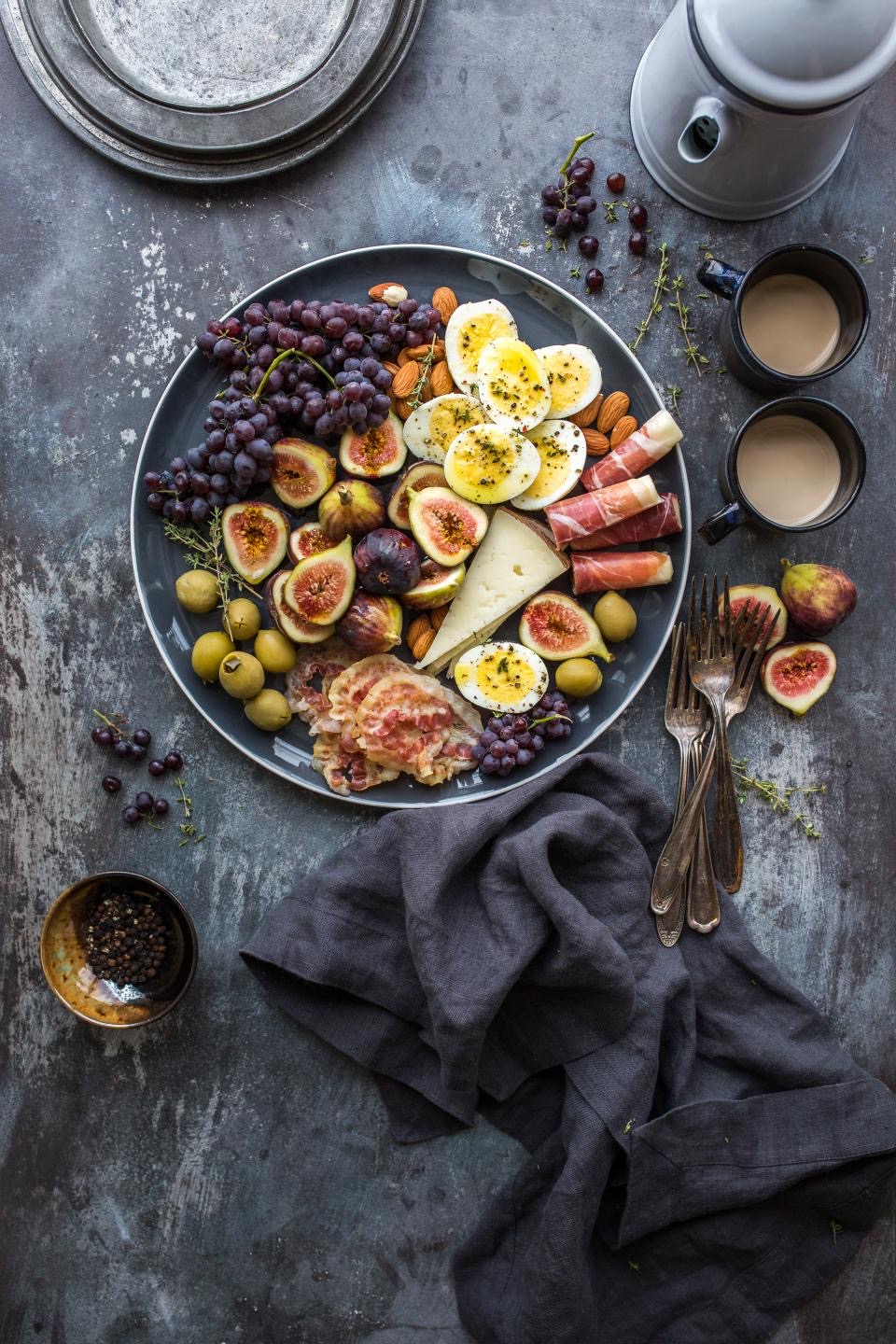 Platte med figner, ost, pålæg og druer